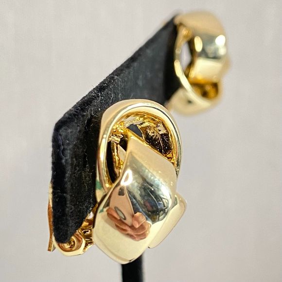 Stud Earrings Gold Tone Knotted Clip Ons - Picture 3 of 9